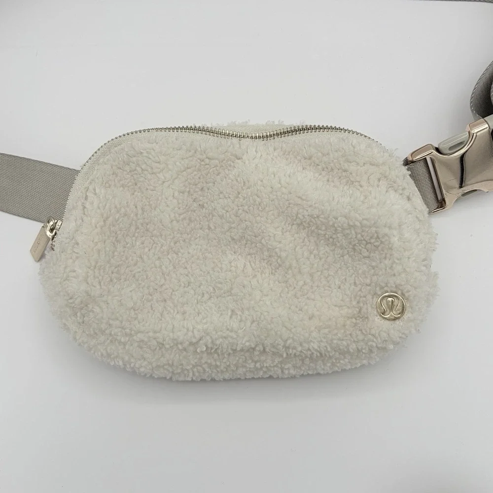 Lululemon Everywhere Belt Bag‎ Fleece White Opal/Gold Sherpa